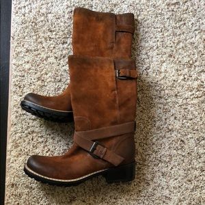 Clarks Lalanna beat suede leather boots.